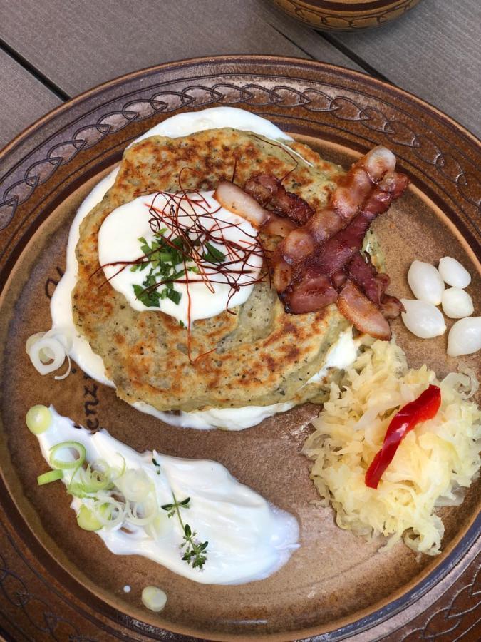 Maria Penzion & Restaurant เตร็นชีน ภายนอก รูปภาพ