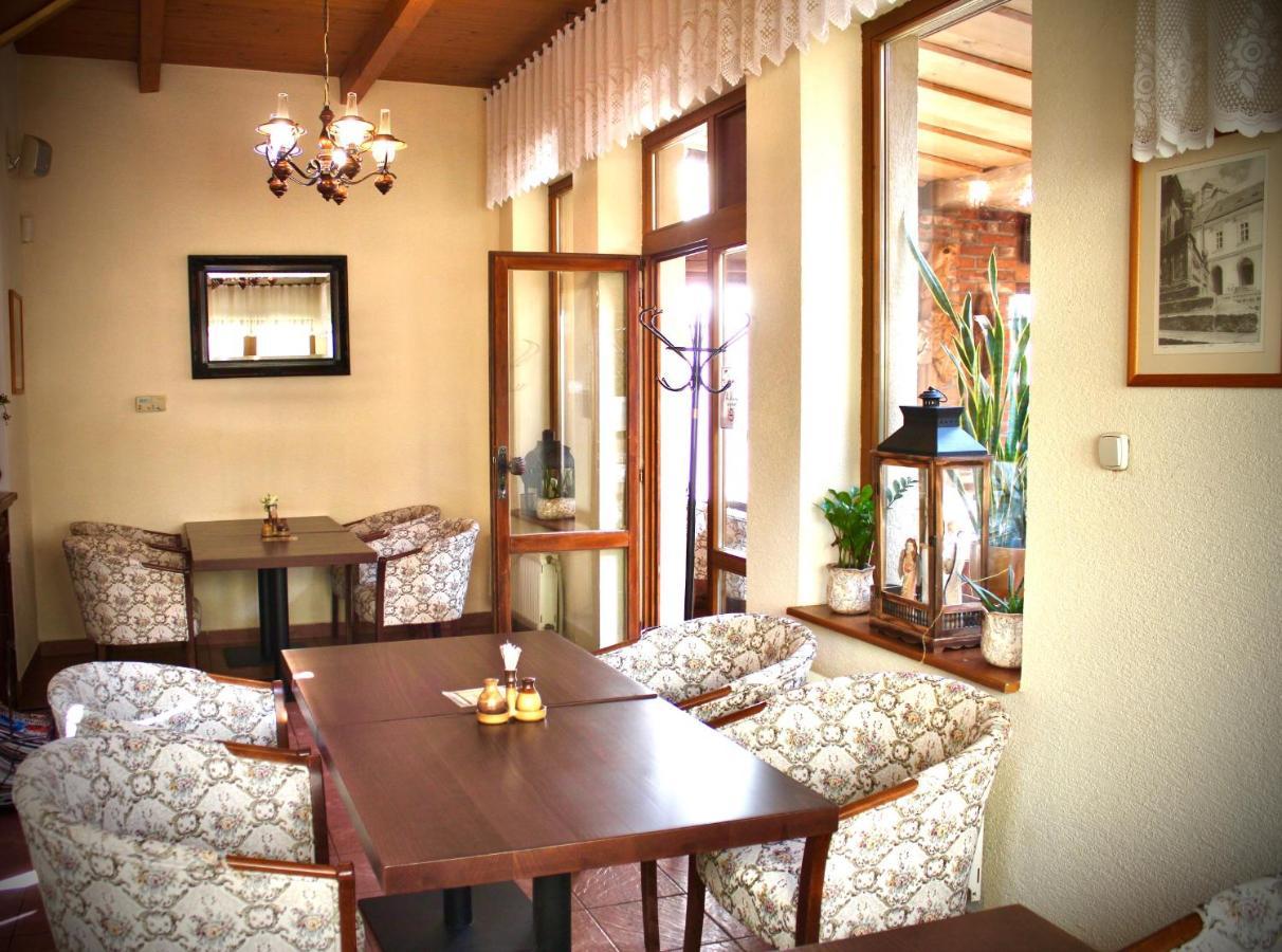 Maria Penzion & Restaurant เตร็นชีน ภายนอก รูปภาพ